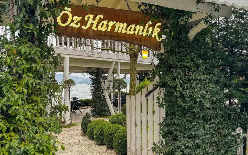 Sapanca Gölü Kıyısında Eşsiz Bir Lezzet Durağı: Öz Harmanlık Restoran