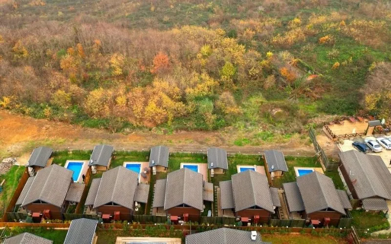 Doğayla İç İçe Tesisimiz